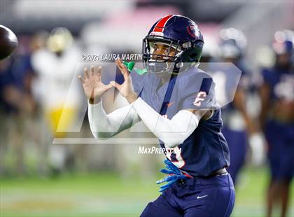 Thumbnail 2 in St. Thomas Aquinas vs. Tampa Bay Tech (FHSAA 7A Final) photogallery.