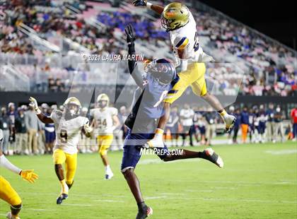 Thumbnail 1 in St. Thomas Aquinas vs. Tampa Bay Tech (FHSAA 7A Final) photogallery.