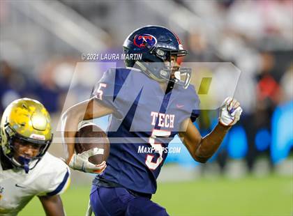 Thumbnail 3 in St. Thomas Aquinas vs. Tampa Bay Tech (FHSAA 7A Final) photogallery.