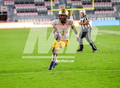 Thumbnail 2 in St. Thomas Aquinas vs. Tampa Bay Tech (FHSAA 7A Final) photogallery.