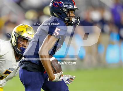 Thumbnail 2 in St. Thomas Aquinas vs. Tampa Bay Tech (FHSAA 7A Final) photogallery.