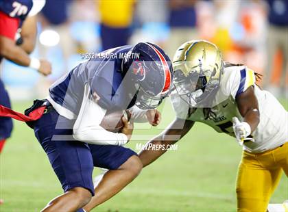 Thumbnail 2 in St. Thomas Aquinas vs. Tampa Bay Tech (FHSAA 7A Final) photogallery.