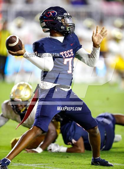 Thumbnail 1 in St. Thomas Aquinas vs. Tampa Bay Tech (FHSAA 7A Final) photogallery.