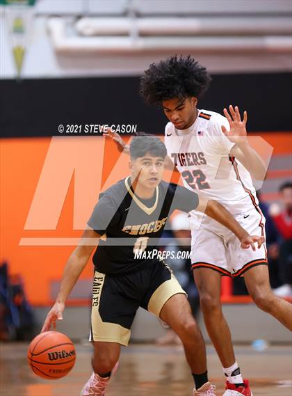 Thumbnail 2 in Enochs vs Roseville (Tiger Classic) photogallery.