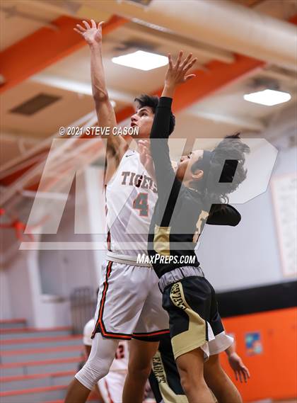 Thumbnail 3 in Enochs vs Roseville (Tiger Classic) photogallery.