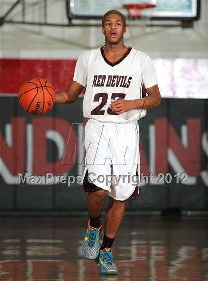 Thumbnail 3 in Sweetwater vs. Vista del Lago  (MaxPreps Holiday Classic) photogallery.