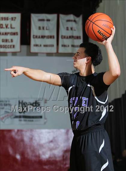 Thumbnail 3 in Sweetwater vs. Vista del Lago  (MaxPreps Holiday Classic) photogallery.