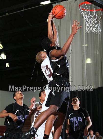 Thumbnail 1 in Sweetwater vs. Vista del Lago  (MaxPreps Holiday Classic) photogallery.