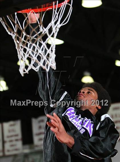 Thumbnail 3 in Sweetwater vs. Vista del Lago  (MaxPreps Holiday Classic) photogallery.