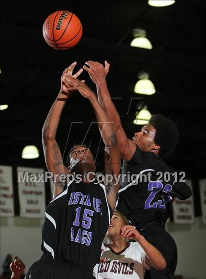 Thumbnail 3 in Sweetwater vs. Vista del Lago  (MaxPreps Holiday Classic) photogallery.