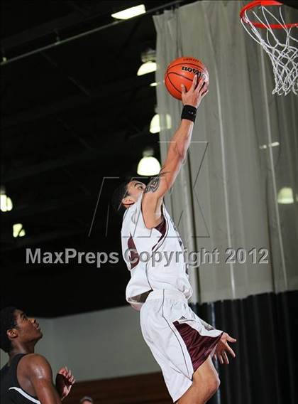 Thumbnail 1 in Sweetwater vs. Vista del Lago  (MaxPreps Holiday Classic) photogallery.