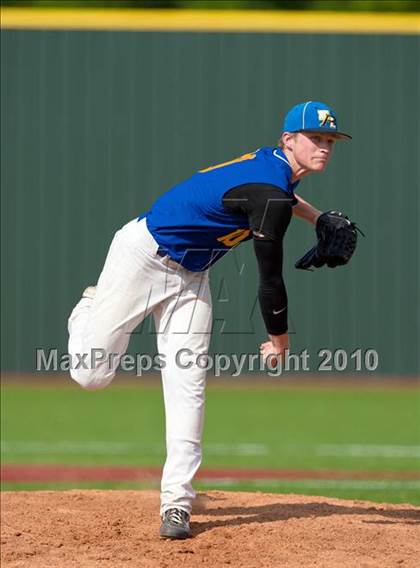 Thumbnail 2 in North Lamar vs. Kennedale (Texas 3A Region II Playoffs) photogallery.