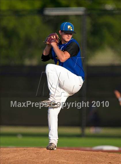 Thumbnail 1 in North Lamar vs. Kennedale (Texas 3A Region II Playoffs) photogallery.