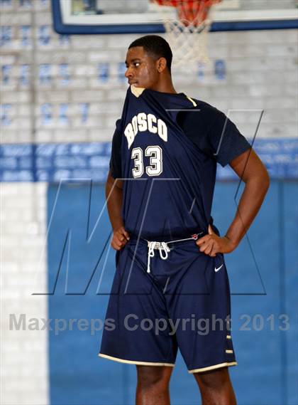 Thumbnail 3 in St. John Bosco vs. Eagle Rock (Blue Pride Classic) photogallery.