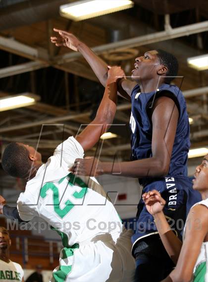 Thumbnail 3 in St. John Bosco vs. Eagle Rock (Blue Pride Classic) photogallery.