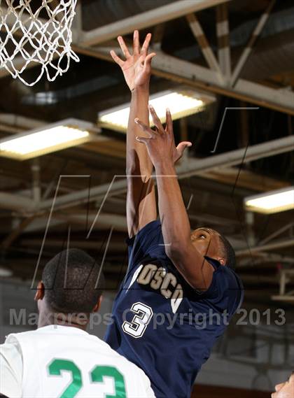 Thumbnail 3 in St. John Bosco vs. Eagle Rock (Blue Pride Classic) photogallery.