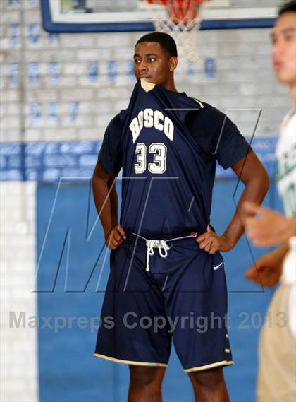 Thumbnail 2 in St. John Bosco vs. Eagle Rock (Blue Pride Classic) photogallery.
