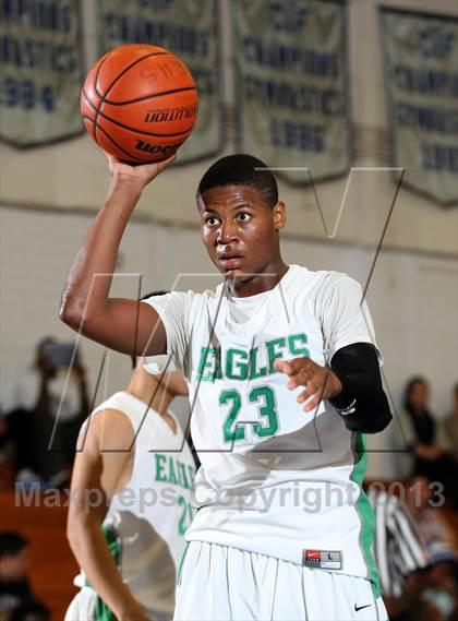 Thumbnail 3 in St. John Bosco vs. Eagle Rock (Blue Pride Classic) photogallery.