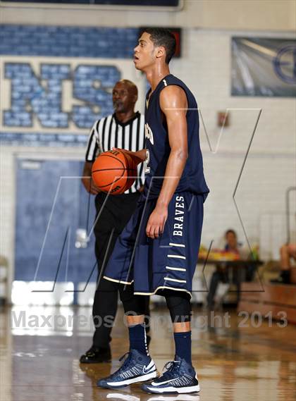 Thumbnail 2 in St. John Bosco vs. Eagle Rock (Blue Pride Classic) photogallery.