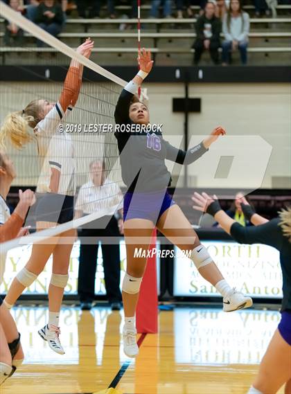 Thumbnail 1 in Caldwell vs. Fulshear (UIL 4A Regional Finals) photogallery.