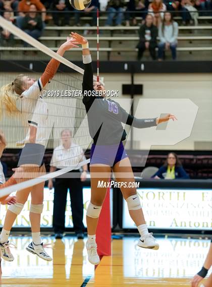 Thumbnail 3 in Caldwell vs. Fulshear (UIL 4A Regional Finals) photogallery.