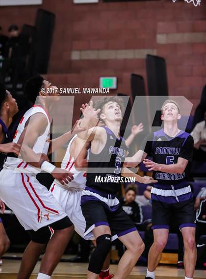 Thumbnail 2 in Foothills Christian vs Taft photogallery.