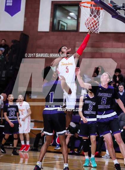 Thumbnail 3 in Foothills Christian vs Taft photogallery.