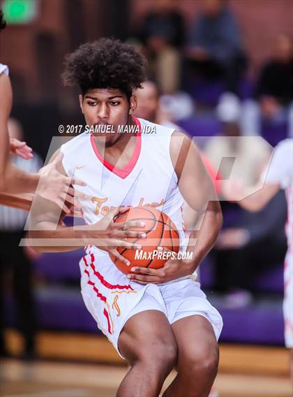 Thumbnail 2 in Foothills Christian vs Taft photogallery.
