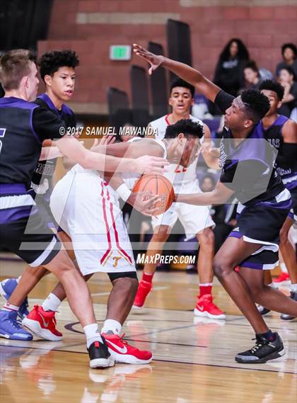 Thumbnail 3 in Foothills Christian vs Taft photogallery.