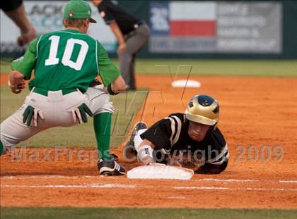 Thumbnail 1 in Nederland vs Brenham (4A Region 3 SF - Game 1 ) photogallery.