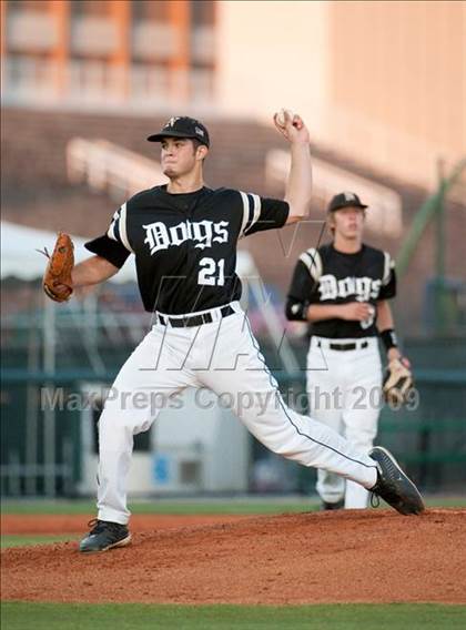 Thumbnail 3 in Nederland vs Brenham (4A Region 3 SF - Game 1 ) photogallery.