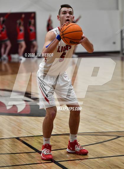 Thumbnail 2 in Howe vs Warner (OSSAA Area II Regional Semifinal) photogallery.