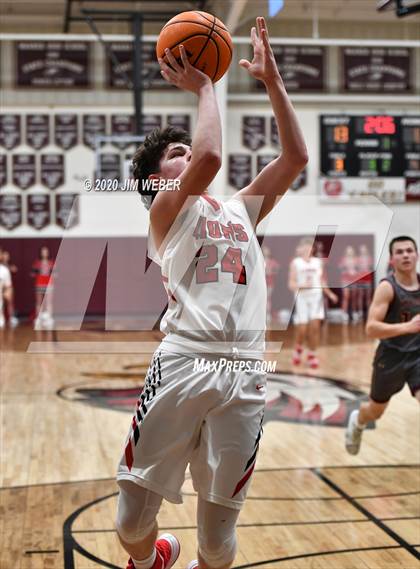 Thumbnail 3 in Howe vs Warner (OSSAA Area II Regional Semifinal) photogallery.
