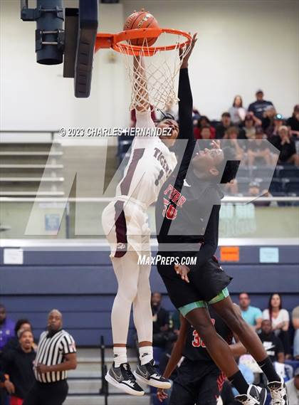 Thumbnail 1 in Furr vs Silsbee (UIL 4A Region III Semifinal) photogallery.