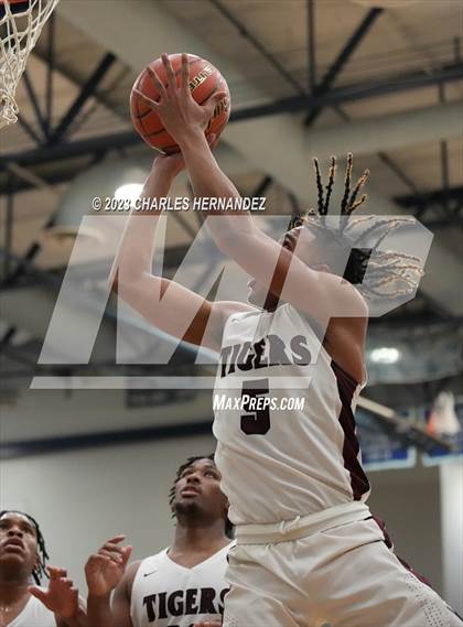 Thumbnail 2 in Furr vs Silsbee (UIL 4A Region III Semifinal) photogallery.