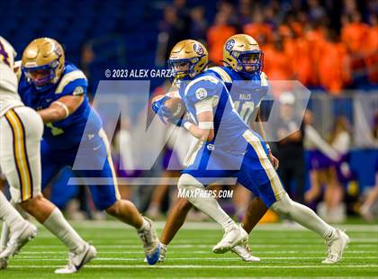 Thumbnail 1 in Alamo Heights vs Pieper (UIL 5A D2 reginal football playoff) photogallery.