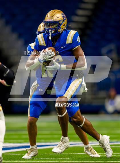 Thumbnail 2 in Alamo Heights vs Pieper (UIL 5A D2 reginal football playoff) photogallery.
