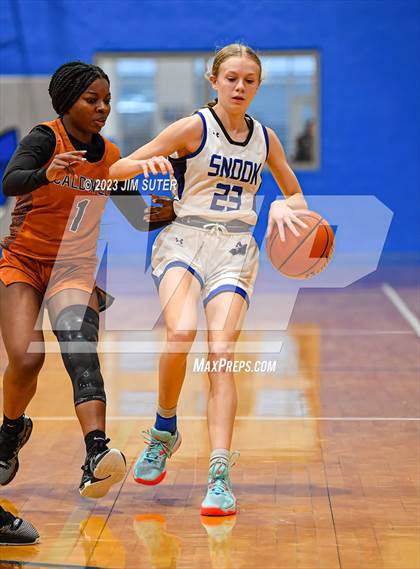 Thumbnail 3 in Snook vs Caldwell photogallery.