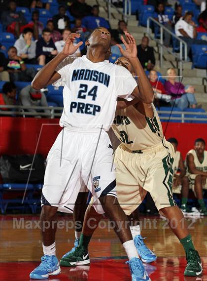 Thumbnail 1 in DeSoto vs. Madison Prep (Thanksgiving Hoopfest) photogallery.