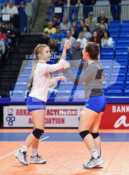Thumbnail 1 in Paris vs Conway Christian  (AHSAA 3A State Final) photogallery.