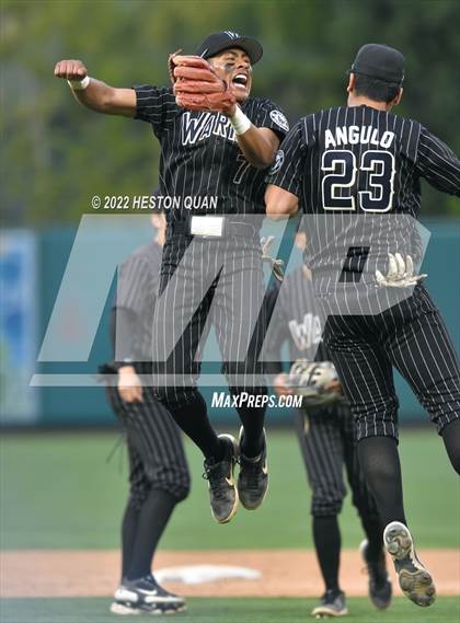Thumbnail 1 in Warren vs. La Serna photogallery.