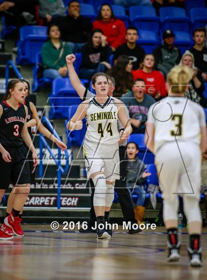Thumbnail 1 in Levelland vs. Seminole (UIL 4A Regional Quarterfinal) photogallery.
