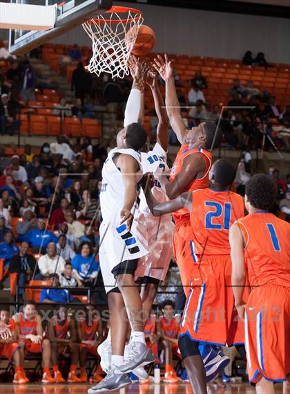 Thumbnail 1 in North Crowley vs. Bowie (UIL 5A Region1 Quarterfinal Playoff) photogallery.