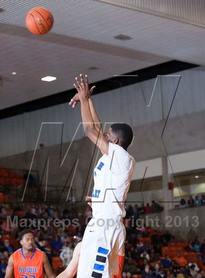 Thumbnail 3 in North Crowley vs. Bowie (UIL 5A Region1 Quarterfinal Playoff) photogallery.