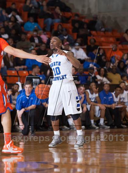 Thumbnail 2 in North Crowley vs. Bowie (UIL 5A Region1 Quarterfinal Playoff) photogallery.