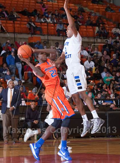 Thumbnail 2 in North Crowley vs. Bowie (UIL 5A Region1 Quarterfinal Playoff) photogallery.