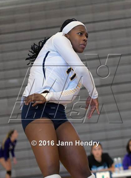 Thumbnail 2 in St. Thomas Aquinas vs. Kamehameha (Durango Fall Classic) photogallery.