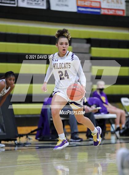 Thumbnail 2 in Blue Springs vs Aquinas (810 Varsity Showcase) photogallery.