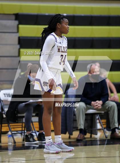 Thumbnail 2 in Blue Springs vs Aquinas (810 Varsity Showcase) photogallery.