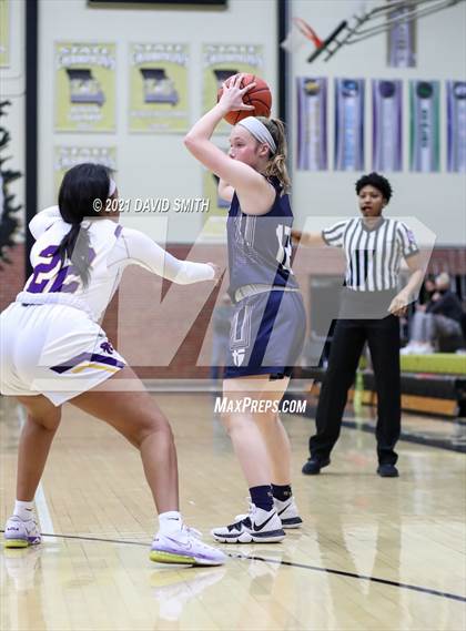 Thumbnail 1 in Blue Springs vs Aquinas (810 Varsity Showcase) photogallery.